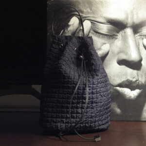 Borsa nera a secchiello in poliestere