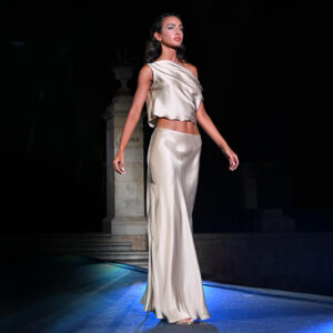 Gonna lunga e crop top coordinato in crépe cady color miele – Su Misura Long skirt and matching crop top in honey-coloured crépe cady - Bespoke