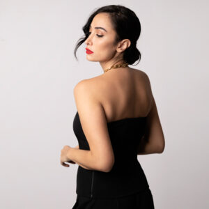 Top bustier strutturato in crépe è foderato con chiusura a cerniera.